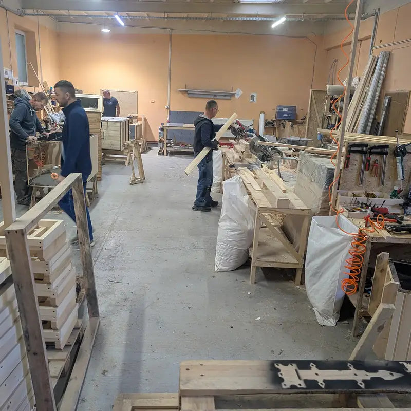 Produktionshalle — Montage der Räucherofen-Korpusse