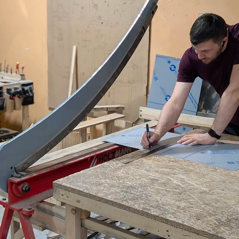 Handarbeit und Vermessung der Bauteile