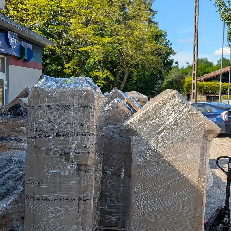 Paletten warten auf den Spediteur